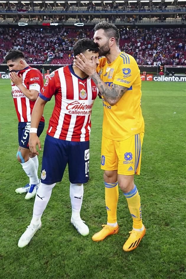 De delantero a delantero. Gignac y Alexis Vega.