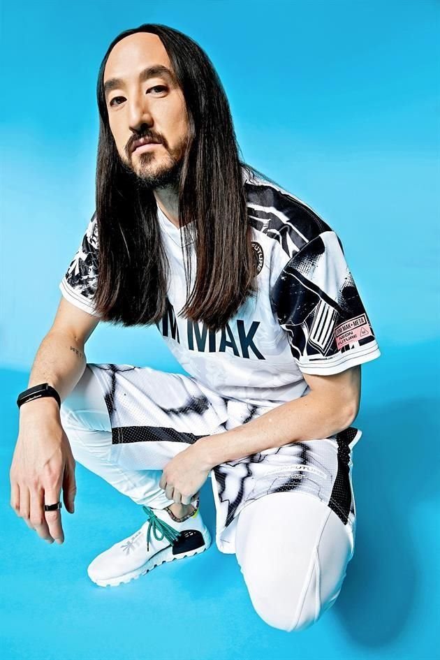 El DJ estadounidense, Steve Aoki, prepara un disco con estrellas de la escena latina como invitados.