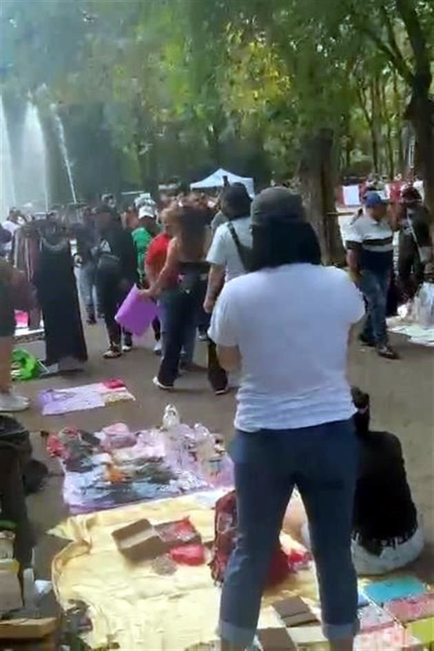 Hora y media después de haberse instalado en Plaza río de Janeiro, autoridades intentaron retirar la mercancía de las manifestantes y señalaron ser atacadas a golpes. 