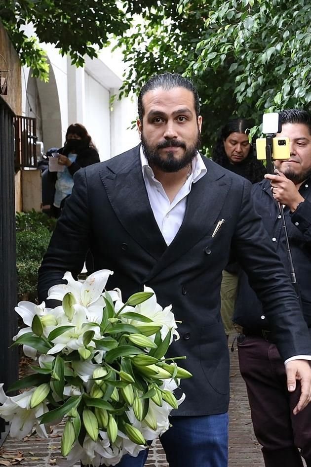 Andrés Tovar, amigo cercano a la familia, acudió al funeral con un ramo de flores en honor a Talina Fernández.