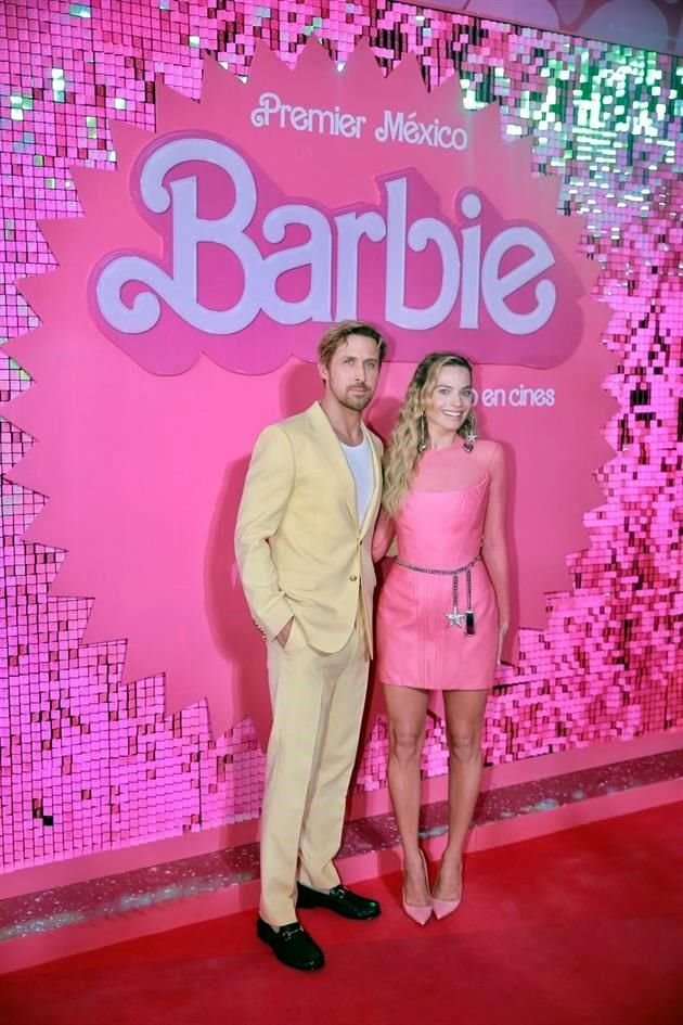 Ryan Gosling y Margot Robbie brillaron en la alfombra rosa.