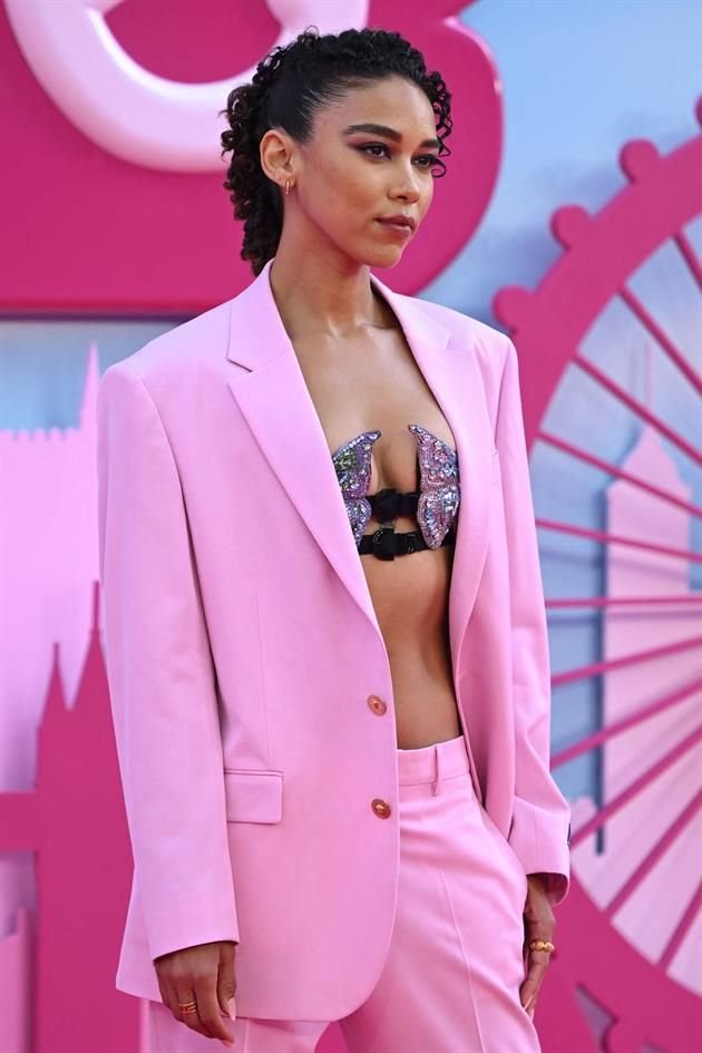 La actriz Alexandra Shipp arribó a la premiere de 'Barbie' en Londres.