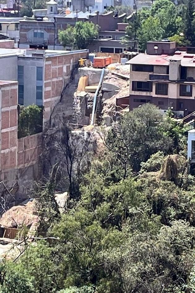 Así se veía el desmonte antes de que los sellos fueran colocados por la PAOT. El 67 por ciento de la obra dañó la barranca.