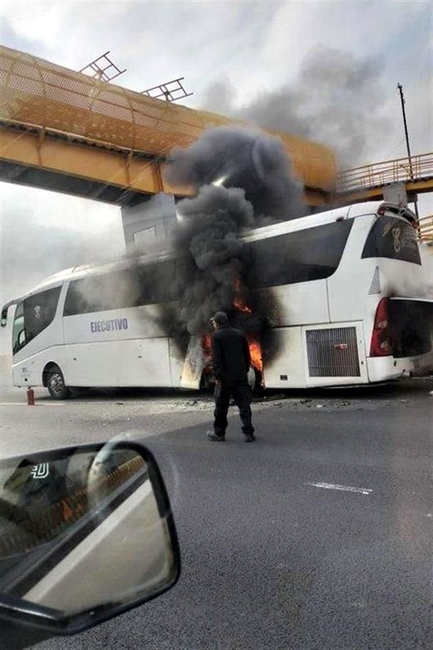 El conductor alertó a los pasajeros para que descendieran y se alejaran, mientras que solicitó ayuda a los servicios de emergencia.