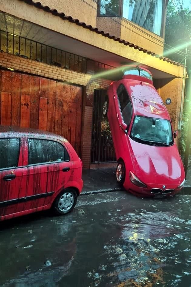 En la Alcaldía Álvaro Obregón se registraron las anegaciones más fuertes. Un auto fue arrastrado... y así quedó.