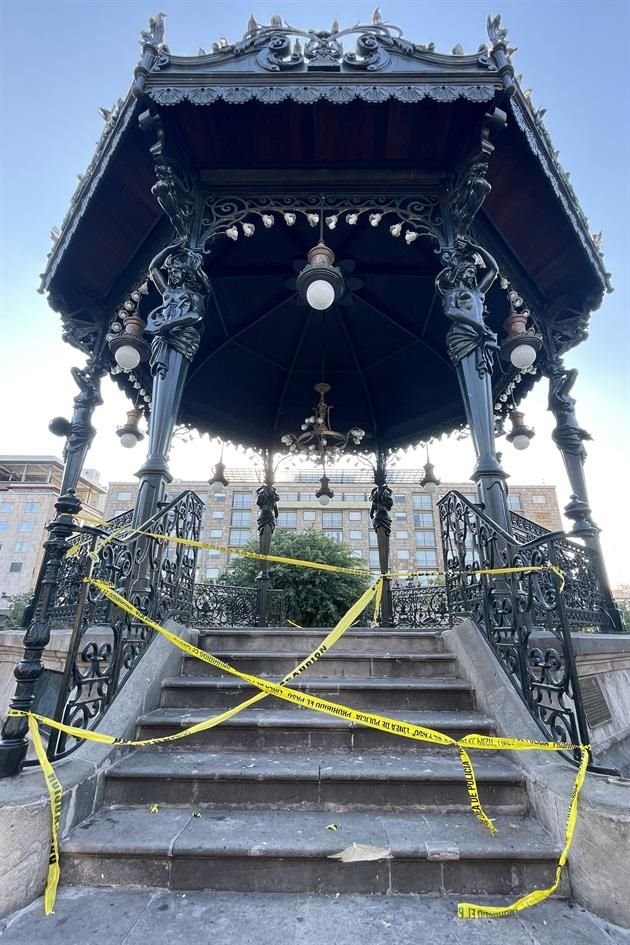 Kiosco de la Plaza de Armas, perdió uno de sus postes (lado derecho) y tiene daños en uno de sus escalones de cantera.