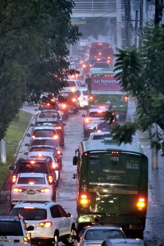 La Avenida López Mateos se transformó en un gran estacionamiento.