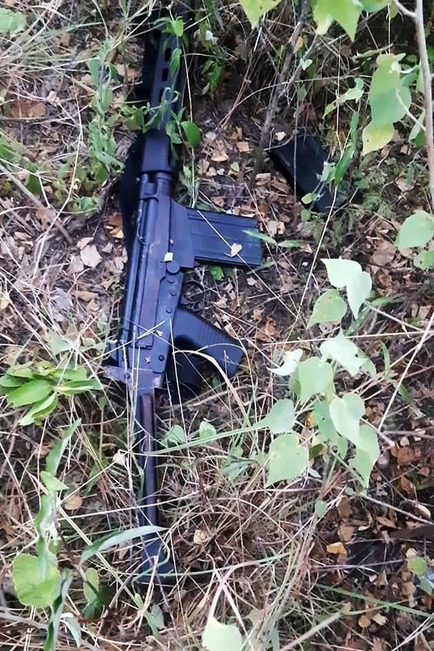 - Fotografía cedida hoy por el ministerio de Defensa de Colombia que muestra una de las armas con las que presuntamente se habría disparado al helicóptero del Presidente colombiano, Iván Duque.