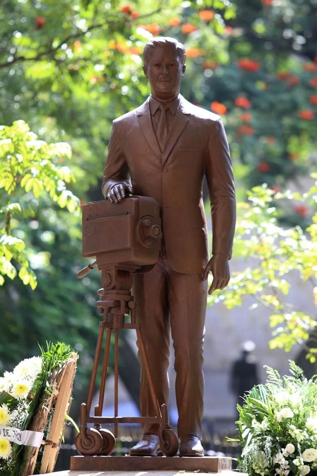 Estatua de Guillermo González Camarena.