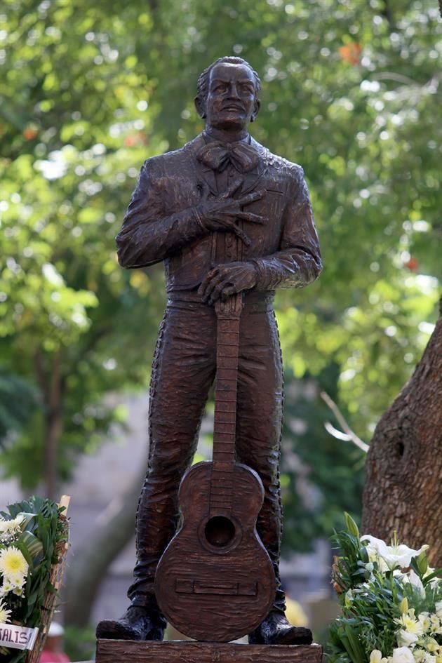 Estatua de José Guizar Morfin.