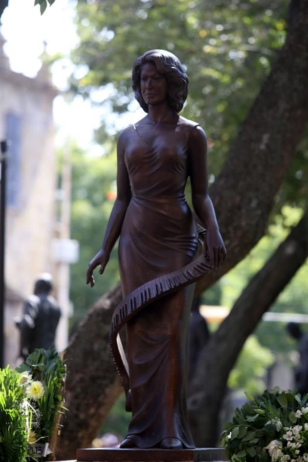 Estatua de Consuelo Velázquez.