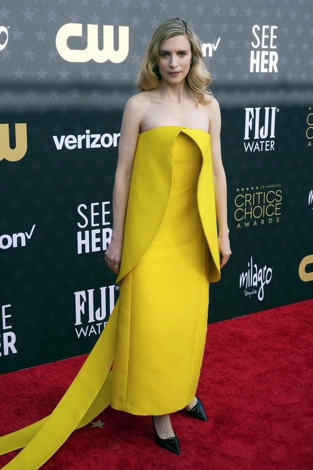 Brit Marling fue otra de las estrellas que eligió el color amarillo como apuesta.