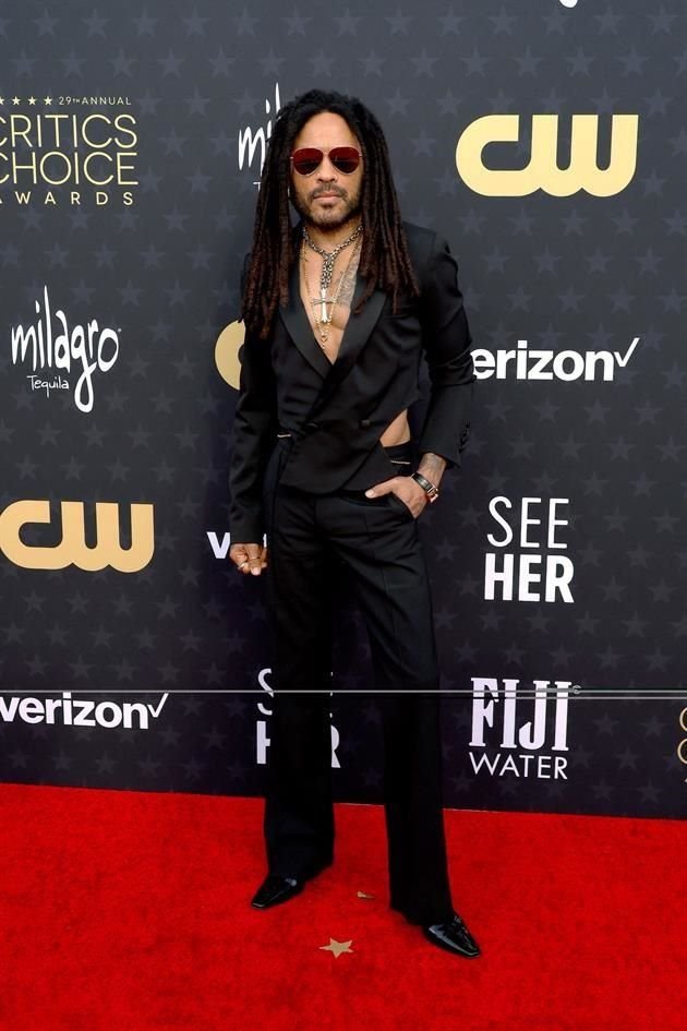 El rockero Lenny Kravitz fue fiel a su estilo de vestir.