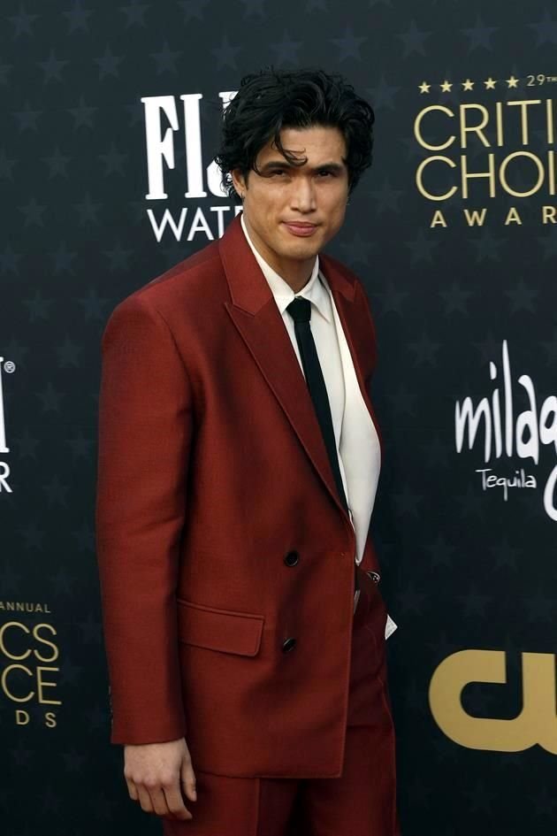 El nominado Charles Melton fue de los galanes más aplaudidos en el encarpetado.