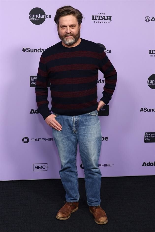 Con un estilo casual y relajado apareció Zach Galifianakis para la premier de 'Winner'.