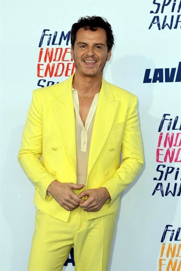 Andrew Scott usó un color atípico dentro de la alfombra, pero que le iba muy bien.