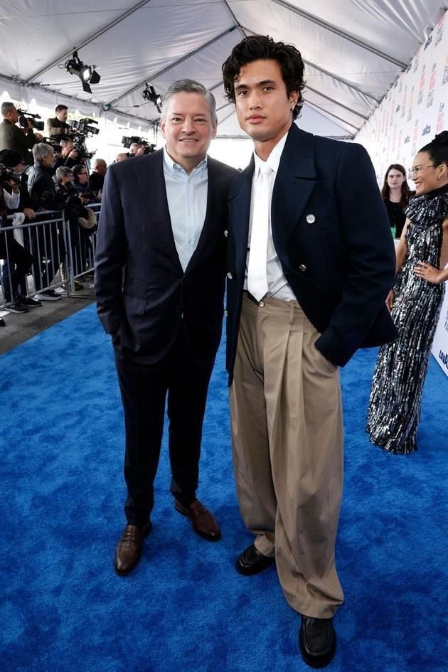 El co-CEO de Netflix, Ted Sarandos, y el actor Charles Melton, se toparon en la alfombra azul.