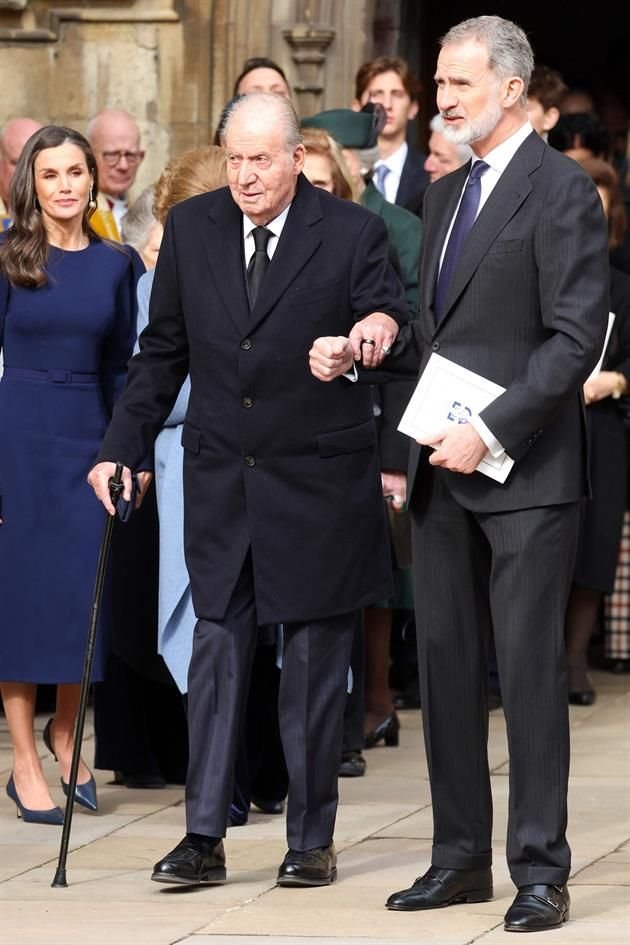 Inesperadamente, también fue visto el ex Rey Juan Carlos de España, acompañado de su hijo, el Rey Felipe VI, y su nuera, la Reina Letizia.