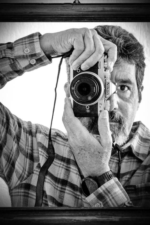 José Martínez Verea toma pequeños detalles, los mezcla con otras instantáneas y crea universos visuales únicos que presenta en Instagram.