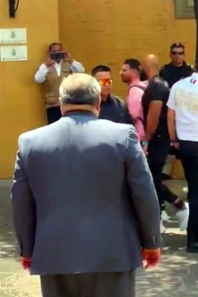 Lionel Messi y su guardaespaldas a la entrada al hotel de concentración.