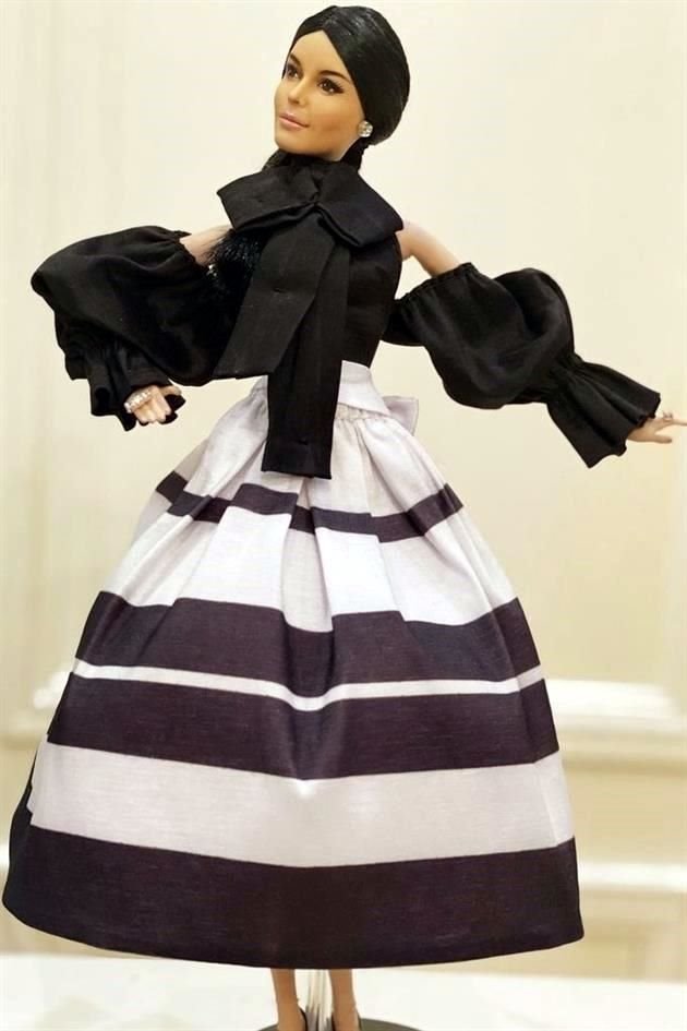 Martha de Bayle ya presume una barbie a su imagen y semejanza.