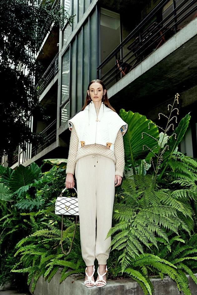 La colección primaveral de Nicolas Ghesquière para Louis Vuitton se basa en formas y volúmenes.