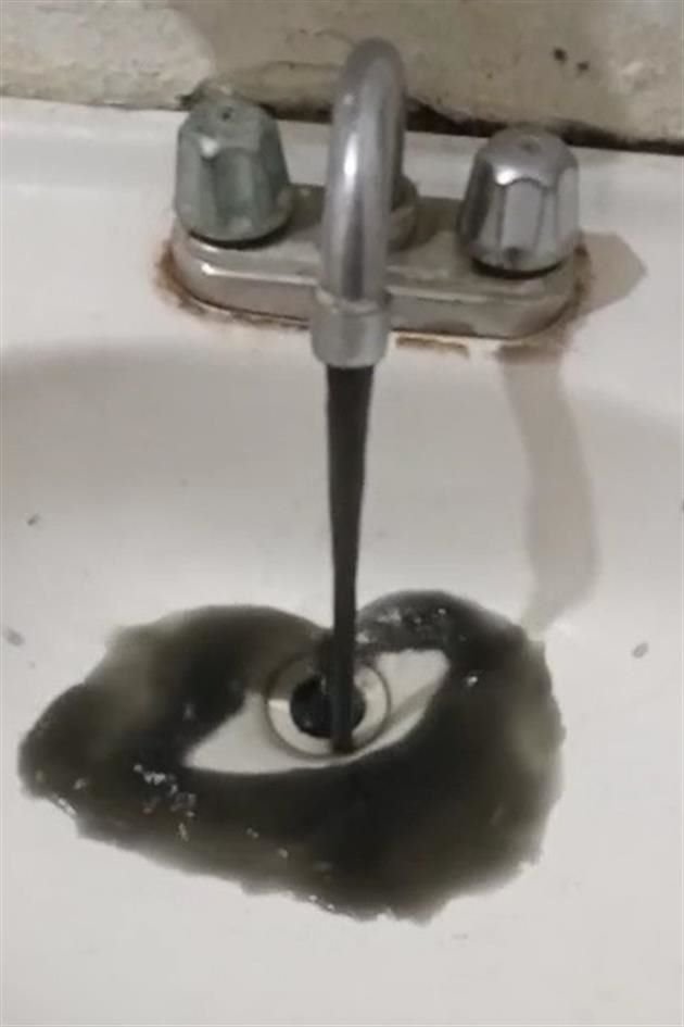 Desde hace un mes, vecinos de la Colonia Lomas de San Eugenio, en Guadalajara, reciben agua negra y pestilente.