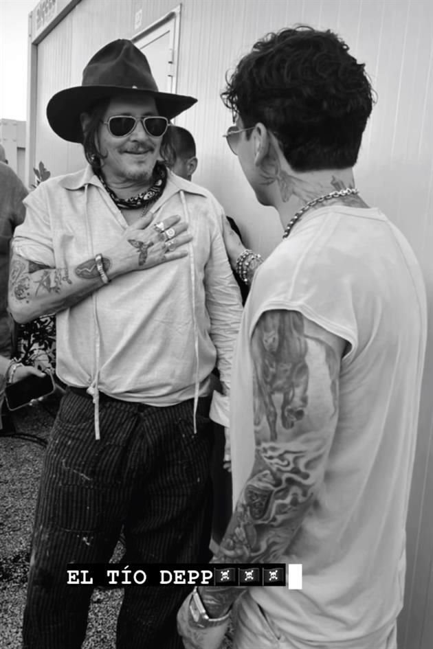 Christian Nodal vuelve a causar revuelo, esta vez por compartir una serie de imágenes junto al actor y músico estadounidense Johnny Depp.