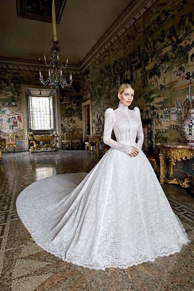 La modelo y socialité Kitty Spencer celebra su enlace con el magnate Michael Lewis en una gran villa romana.
