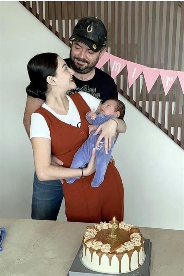 José Eduardo Derbez y Paola Dalay, con su hija Tessa.