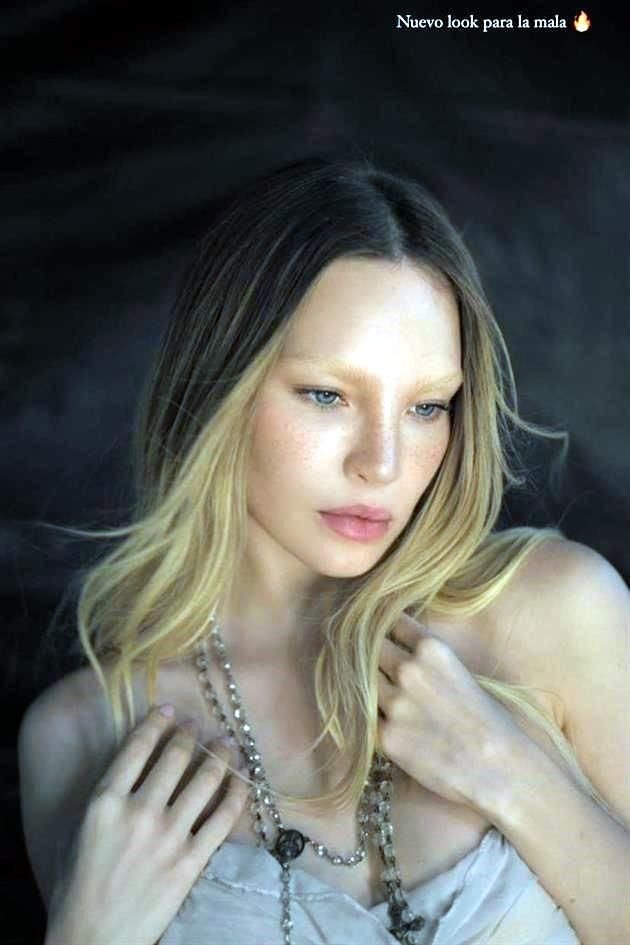 El nuevo look se debe al próximo lanzamiento de su sencillo 'La Mala', que saldrá con su respectivo videoclip.