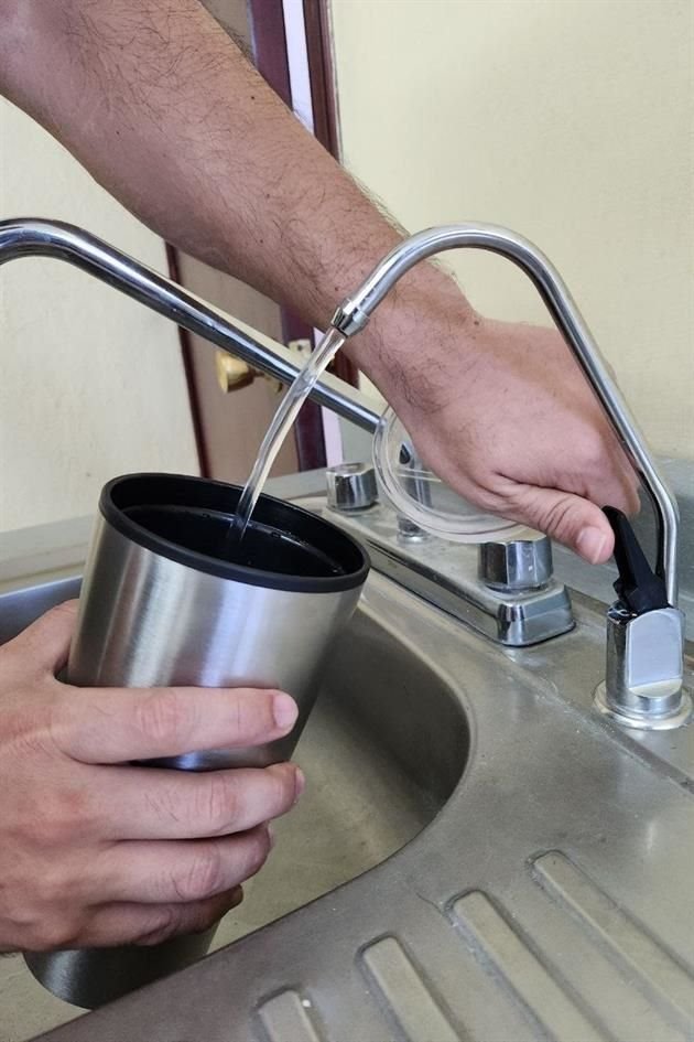 Empleados de la Semadet se presumieron inquietos por agua que deben beber vía filtros.