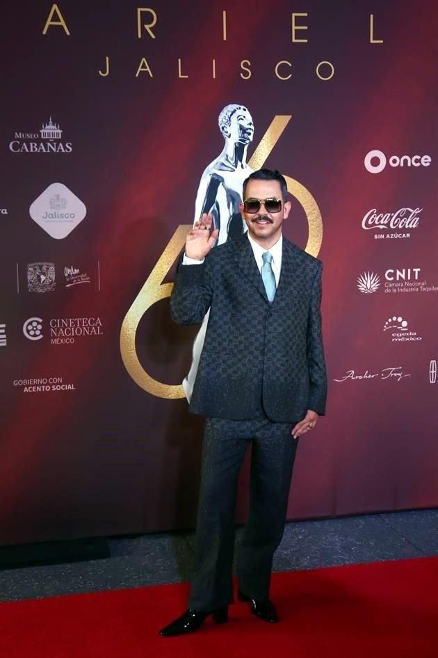 El director tapatío Manolo Caro fue de los primeros en llegar a la alfombra roja de la 66 edición del Ariel, que por segundo año se celebra en el Teatro Degollado, en Guadalajara.