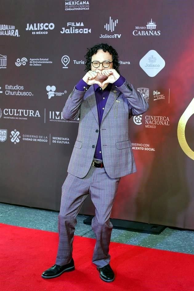 El actor Kike Vázquez,  'Charlie', en la serie de Netflix 'Ojitos de Huevo', vistió un traje color violeta en su paso por la alfombra roja.