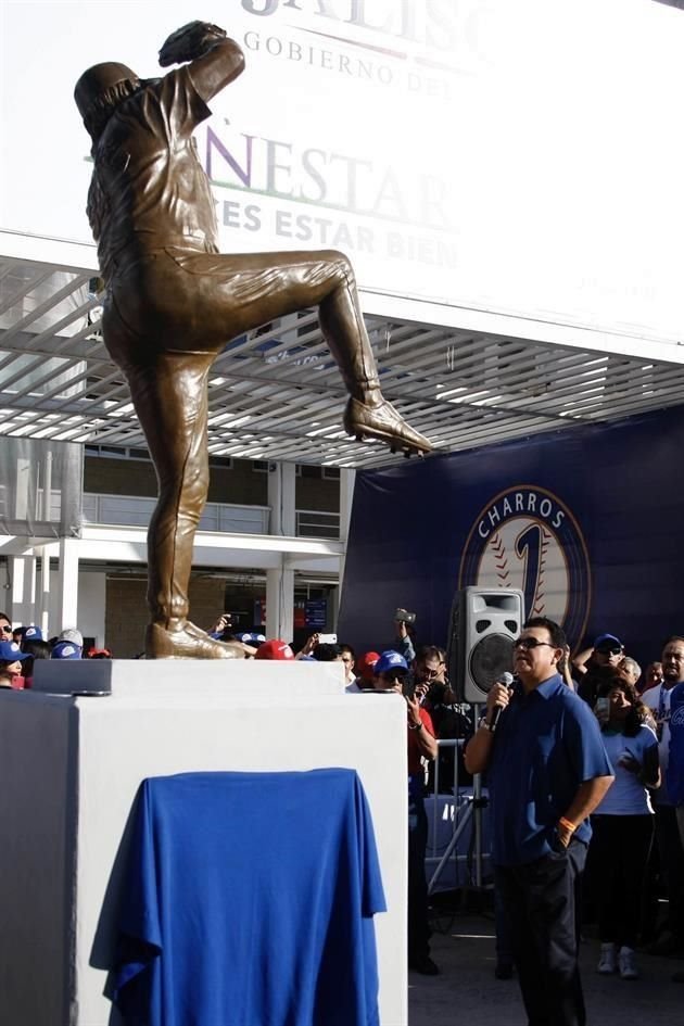 La estatua en honor a Fernando Valenzuela en el Estadio de los Charros, recibirá este miércoles ofrendas de aficionados.