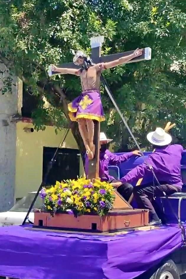 La figura del Señor de la Expiración o de la Lluvia recorrió ayer las calles del Centro de Guadalupe para ser venerada por fieles católicos.