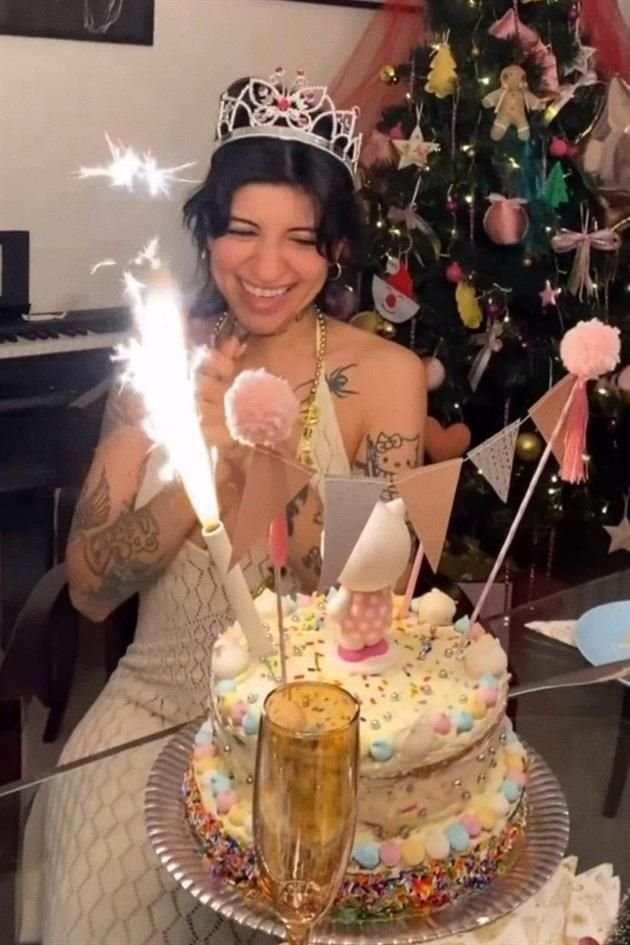 Cazzu celebró de lo más feliz su cumpleaños número 31, con una fiesta temática de Hello Kitty, donde la invitada de honor fue su hija Inti.