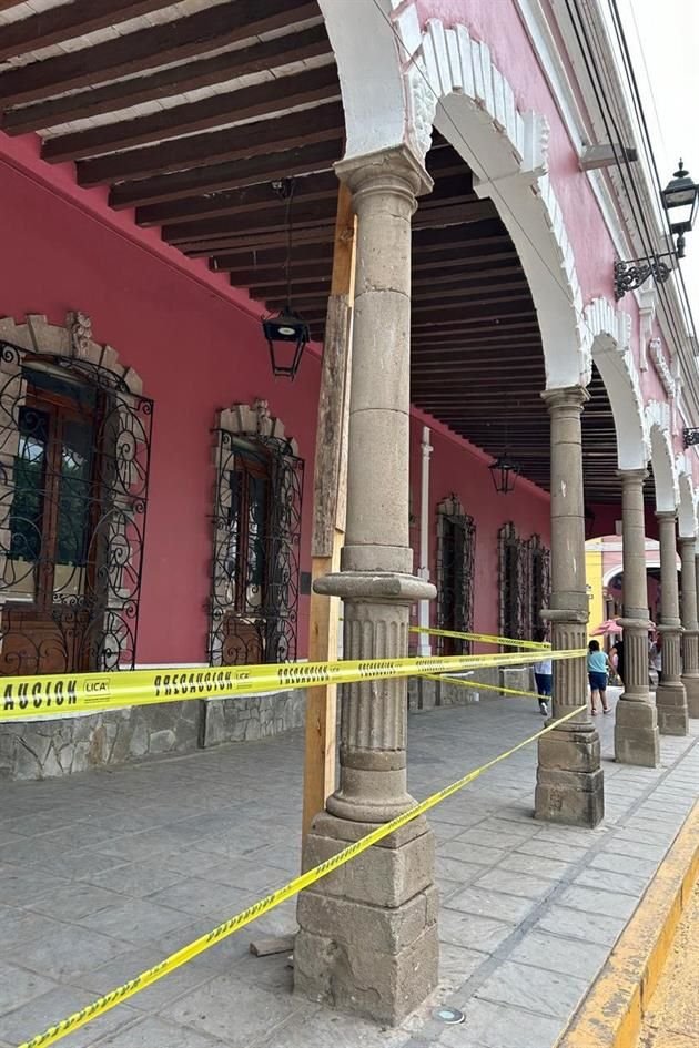 Los arcos del centro de Sayula están apuntalados.