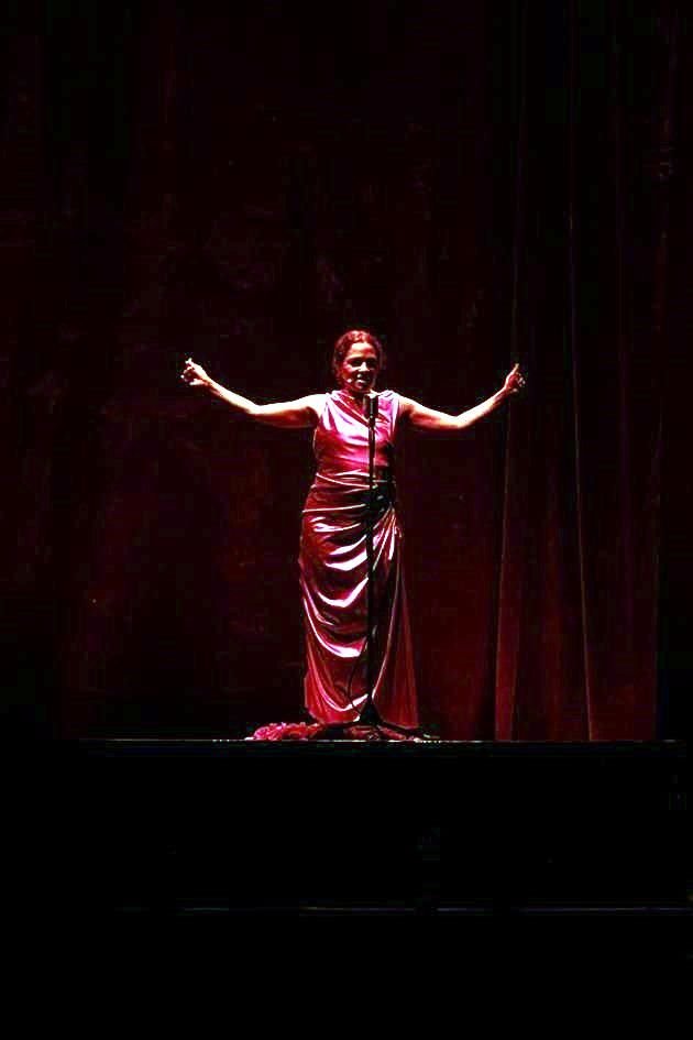 Desde su entrada fue evidente que aquella sería una muestra de su teatralidad en escena, jugando con sus 'personalidades' y con un poco de humor, rindiendo homenaje a los grandes de la canción. 