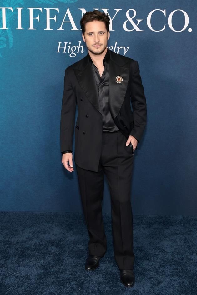 El actor Diego Boneta llevó un broche Starlight de oro amarillo y platino con un topacio imperial de 25 quilates, junto con un brazalete Tiffany Lock.
