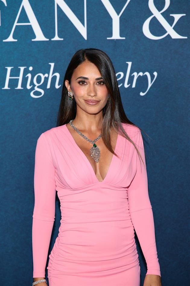 Antonela Roccuzzo, modelo y esposa de Lionel Messi, lució un collar con esmeralda no tratada de más de siete quilates y más de 31 quilates de diamantes.