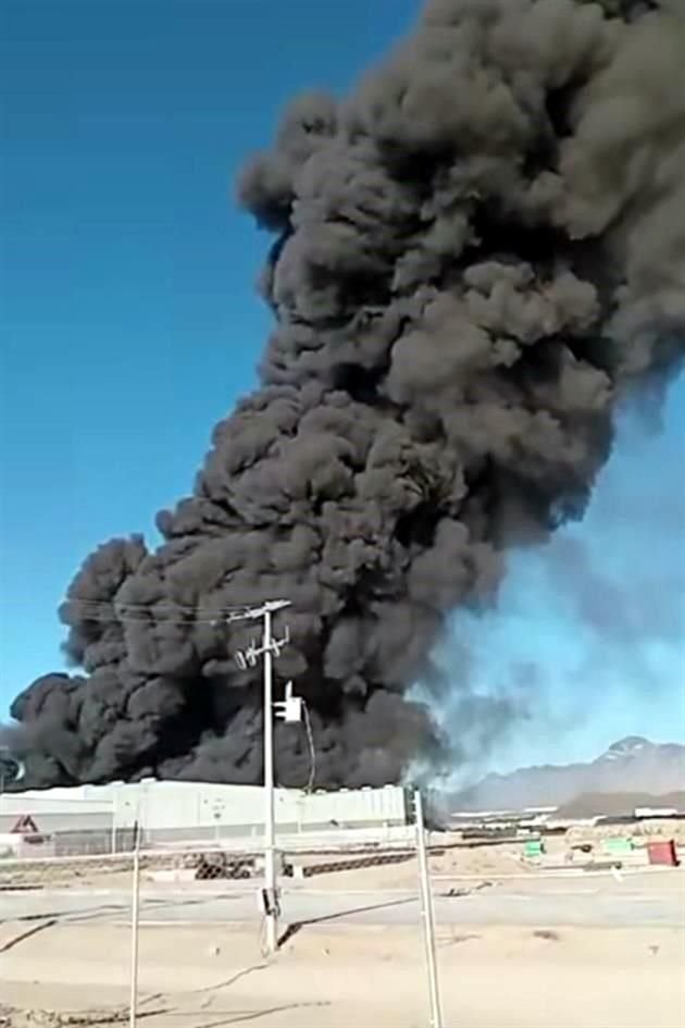 El humo del incendio puede verse a kilómetros de distancia.
