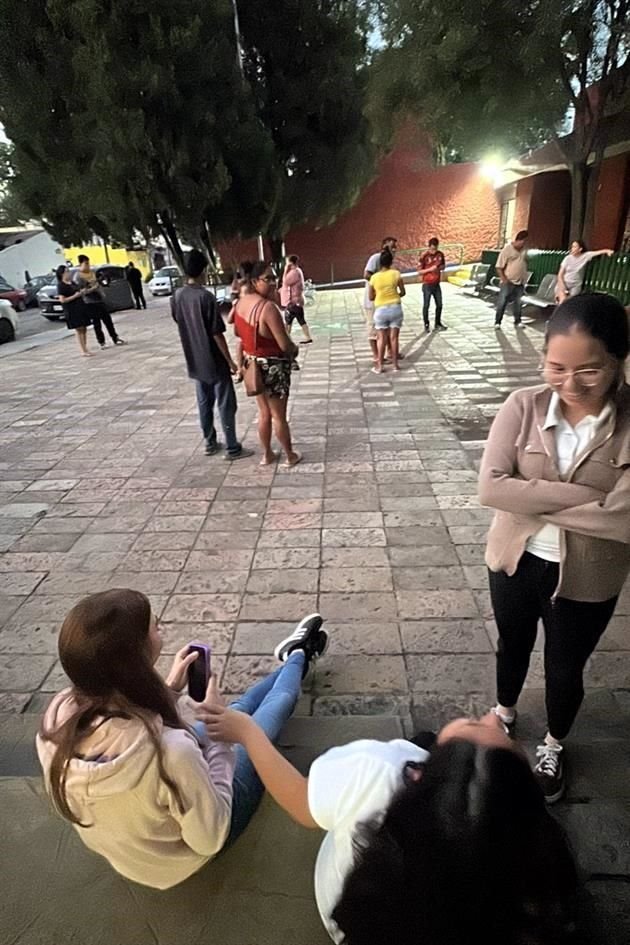 Por el sismo, en Allende el IMSS evacuó una clínica.