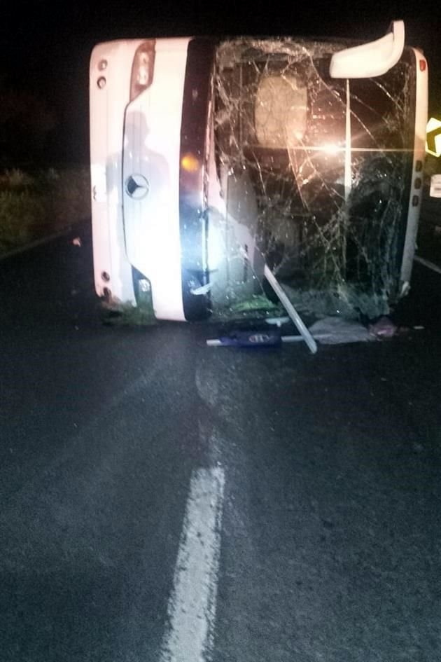El camión quedó volcado en los carriles en sentido contrario.