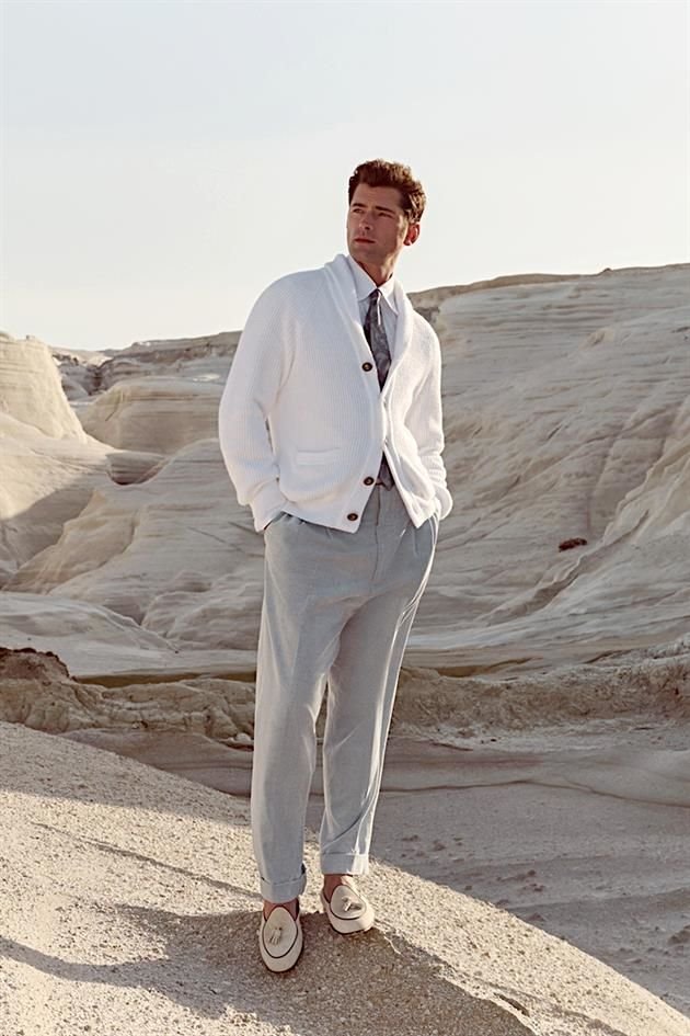 Trajes holgados, fáciles de usar que presentan líneas fluidas, hombros suaves y pantalones más holgados para permitir caminar en la arena del desierto.