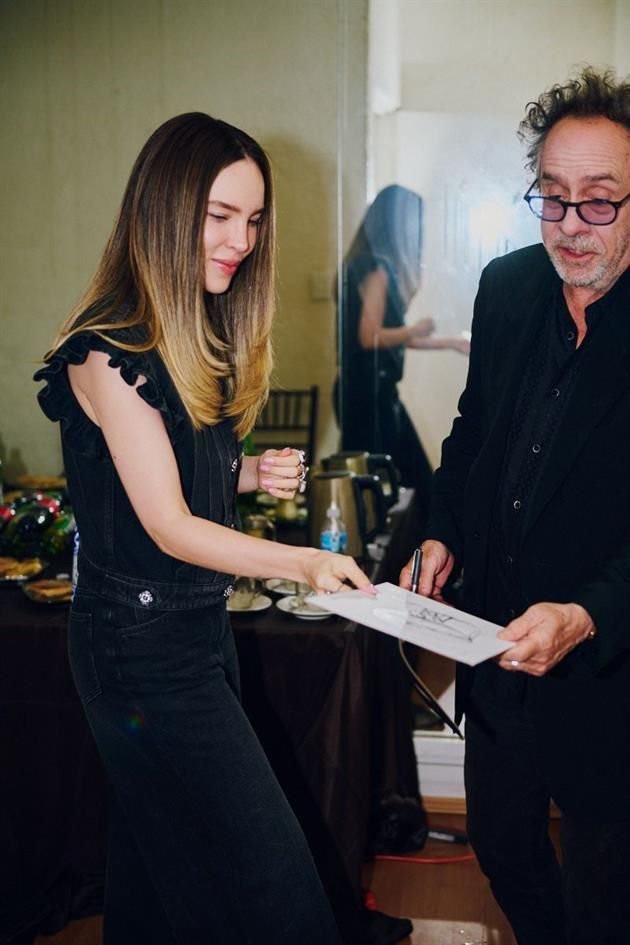 Burton hasta le regaló su autógrafo a la mexicana.