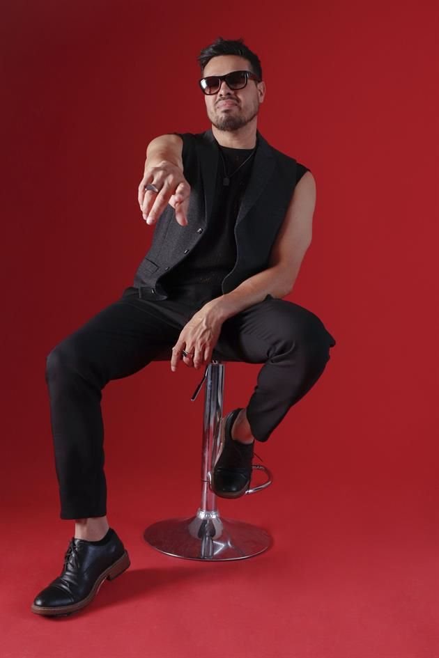 Tras casi dos décadas de trayectoria en la música siendo parte de varias bandas, Apolinar está en una  nueva etapas artística: ser solista.