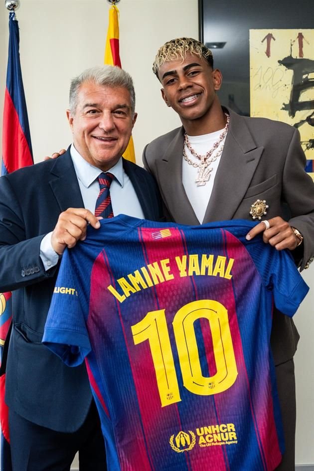 Lamine Yamal presume su nuevo número en el Barcelona.