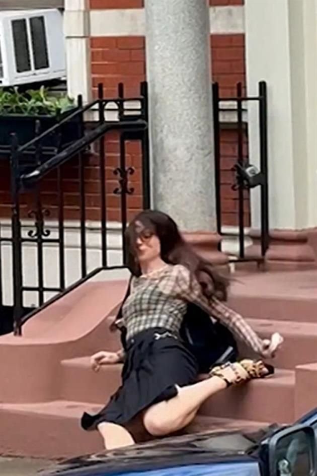 La actriz Anne Hathaway sufrió tremendo resbalón durante el rodaje de la secuela de 'El Diablo Viste a la Moda', en Nueva York.