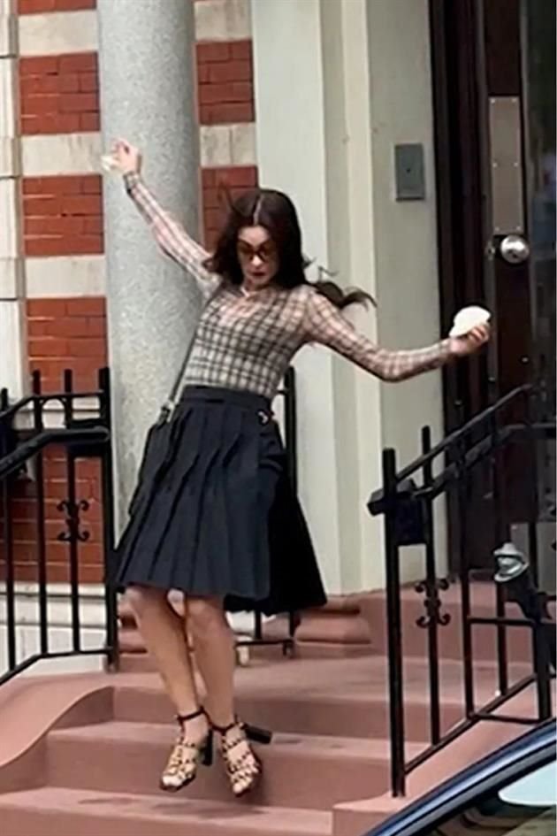 La actriz Anne Hathaway sufrió tremendo resbalón durante el rodaje de la secuela de 'El Diablo Viste a la Moda', en Nueva York.